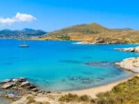 plage de Monastiri avec eau turquoise, île de Paros, Grèce
