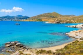 plage de Monastiri avec eau turquoise, île de Paros, Grèce
