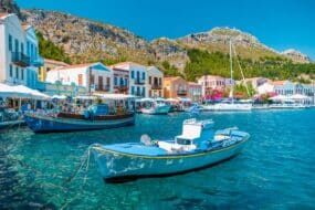 port coloré de Kastelorizo en Grèce