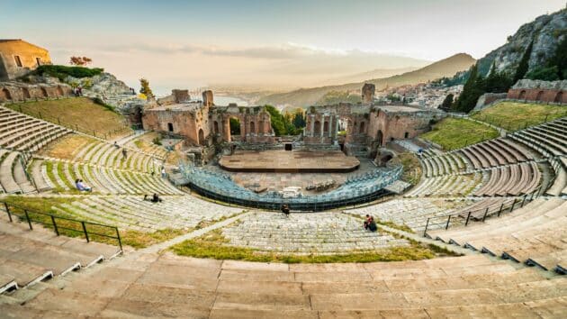 théâtre grec ancienne ruine Taormina au coucher du soleil