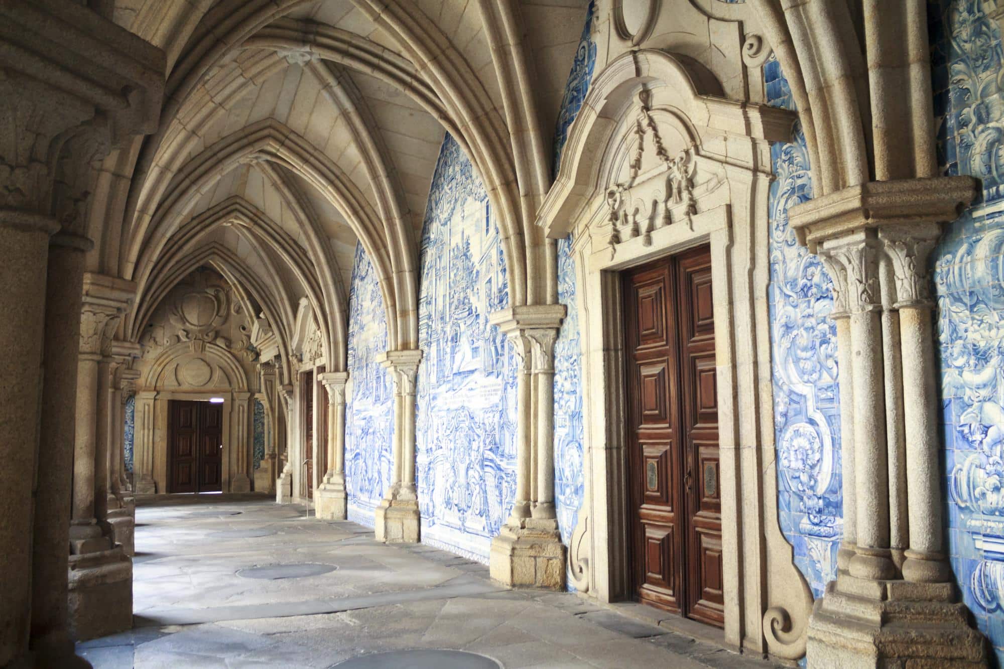 Azulejos dans le cloître de la cathédrale de Porto