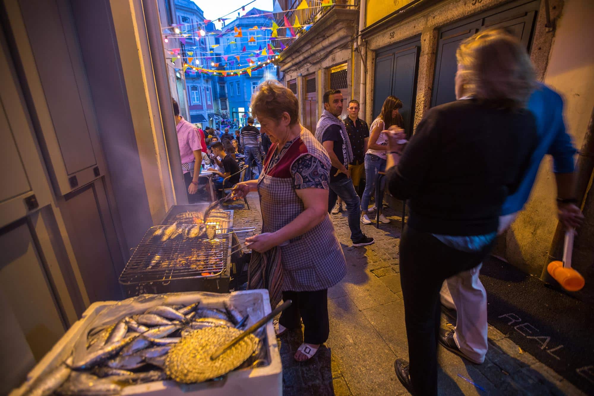 Barbecue dans les rues de Porto pour la fête de la Saint-Jean