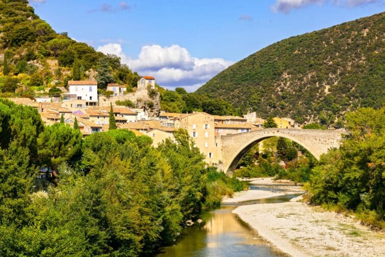 Belle vue sur Nyons et son pont, Auvergne-Rhône-Alpes, France