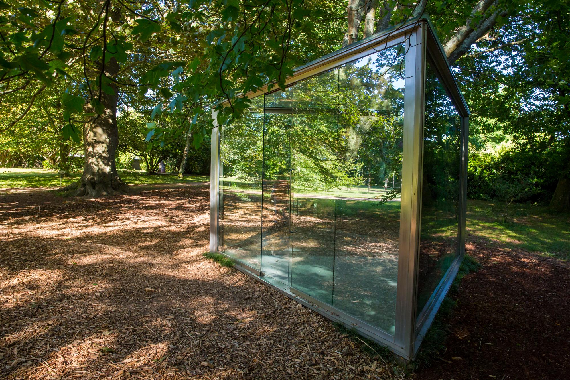 Boîte en verre dans le parc du musée d'art contemporain de la Fondation Serralves, Porto