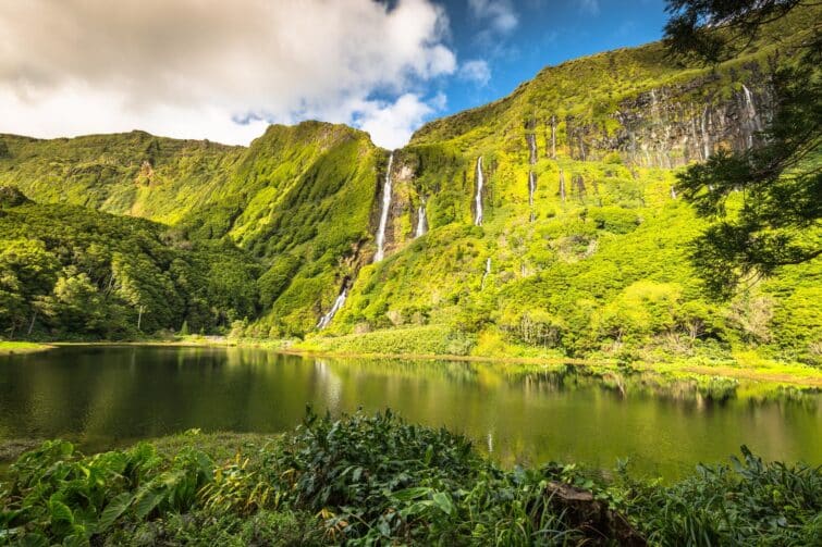 Cascades et lac sur Flores aux Açores