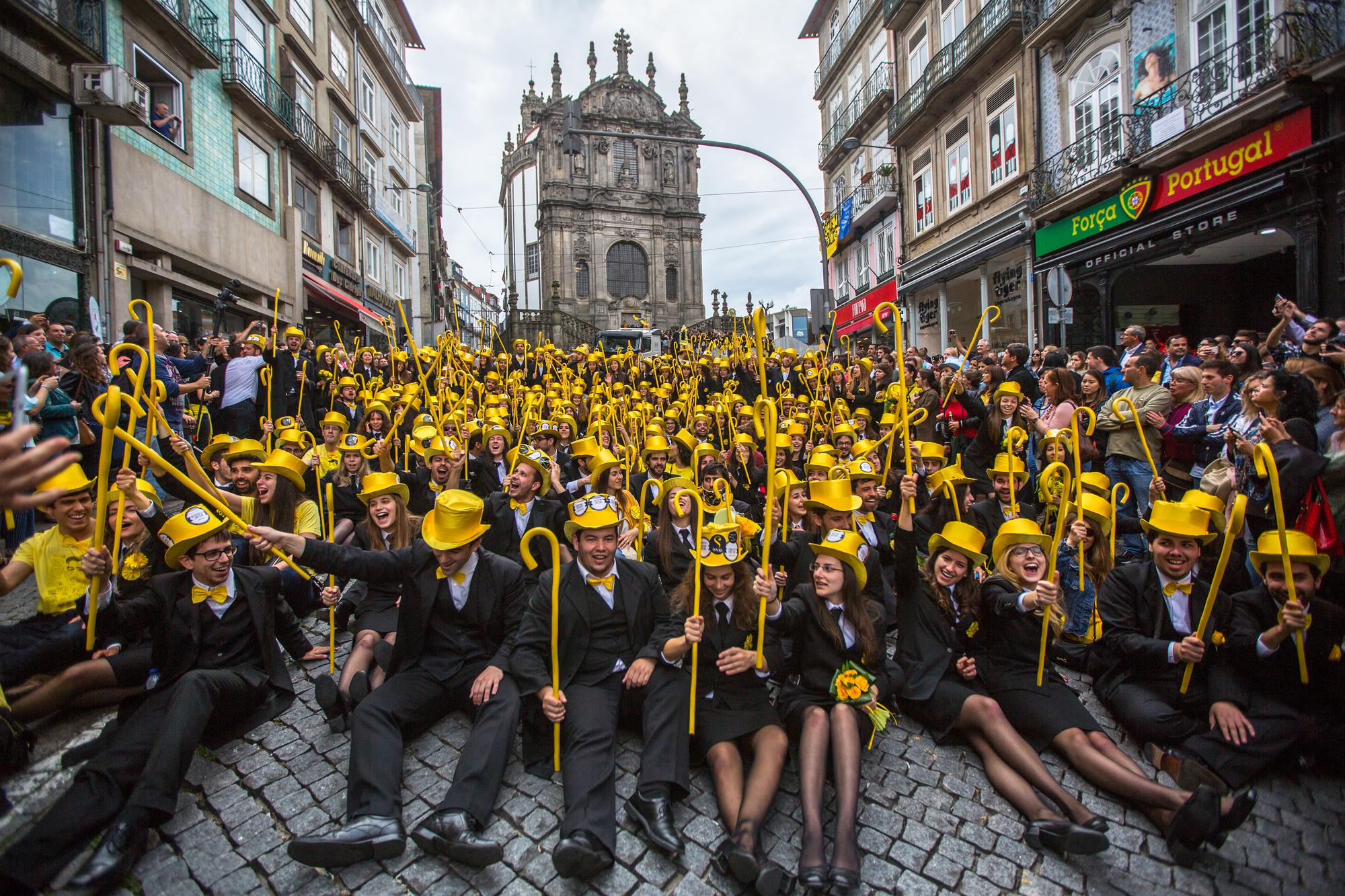 Étudiants dans les rues de Porto pour la Queima das fitas