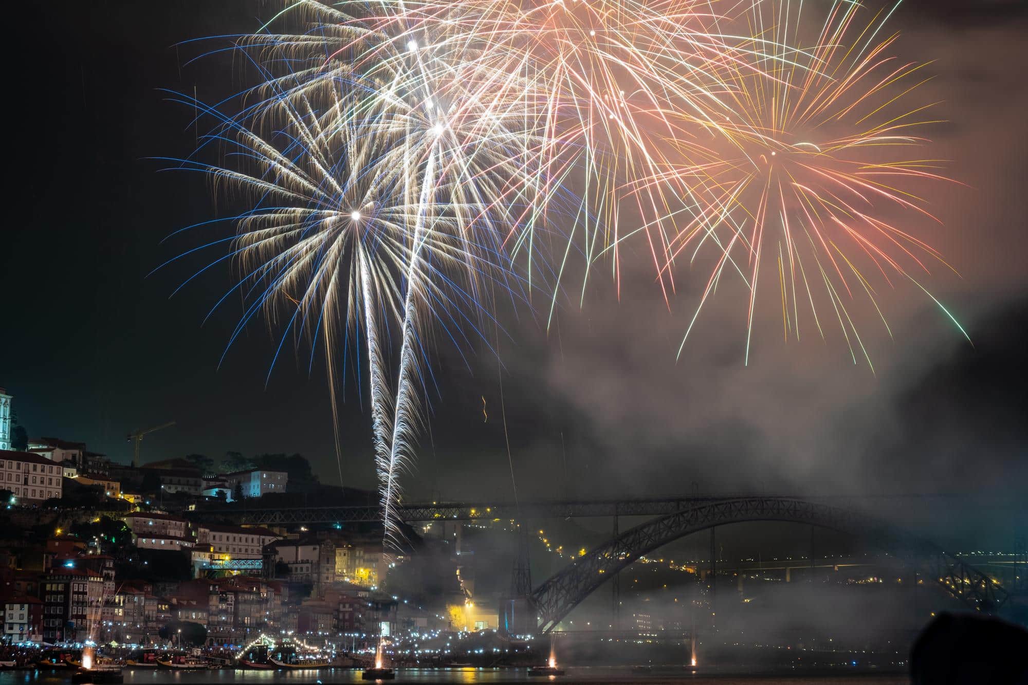 Feu d'artifice sur le fleuve Douro pour la fête de la Saint-Jean, Porto