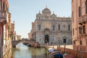 La Scuola Grande di San Marco depuis un canal