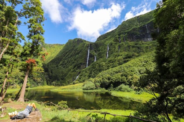 Lagon et cascades sur l'île de Flores aux Açores