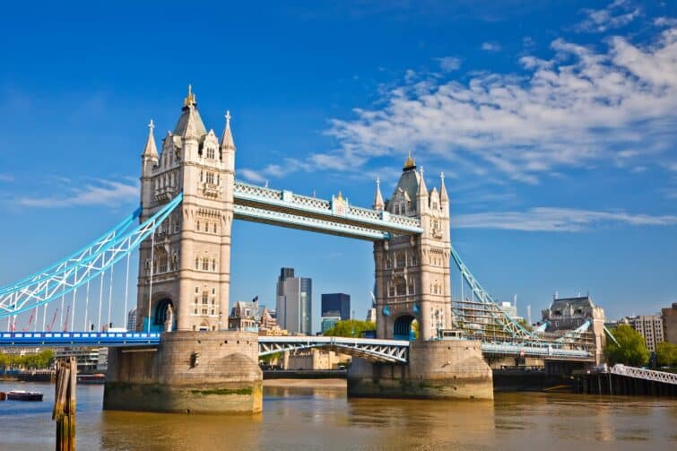 L'emblématique Tower Bridge sur la Tamise à Londres