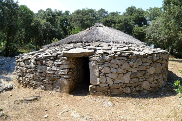 Maison en pierres du village préhistorique de Cambous