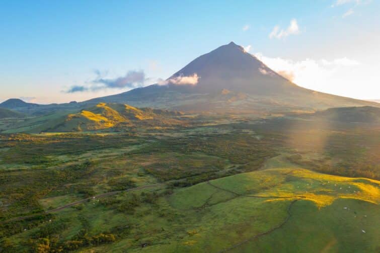 Montagne de Pico dominant l'île, Açores, Portugal
