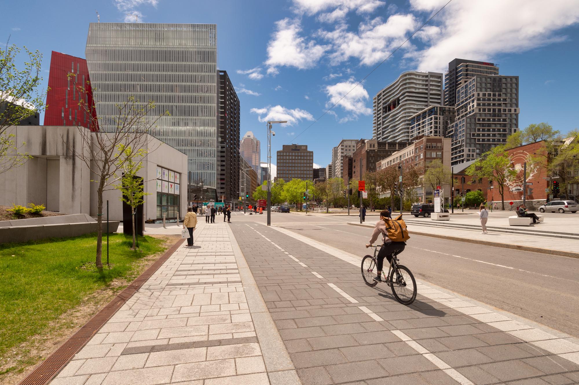 Piste cyclable dans le centre de Montréal