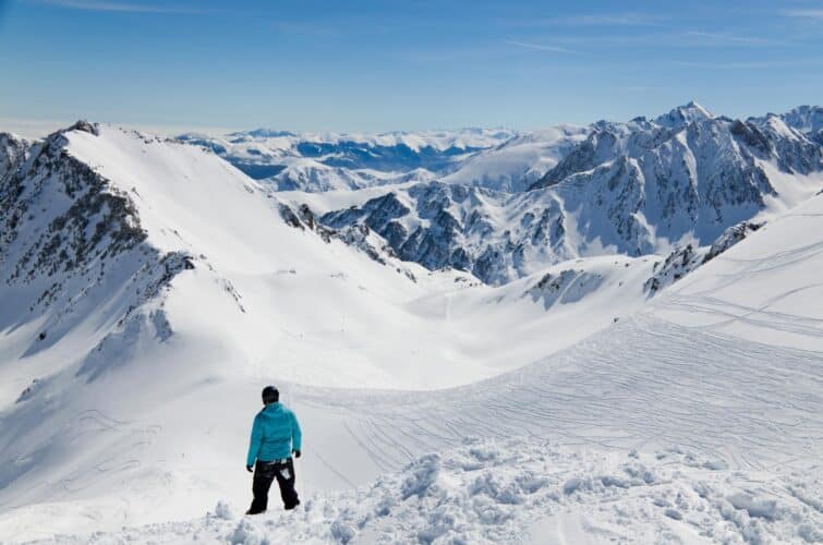 Skieur face aux pistes du Col du Tourmalet