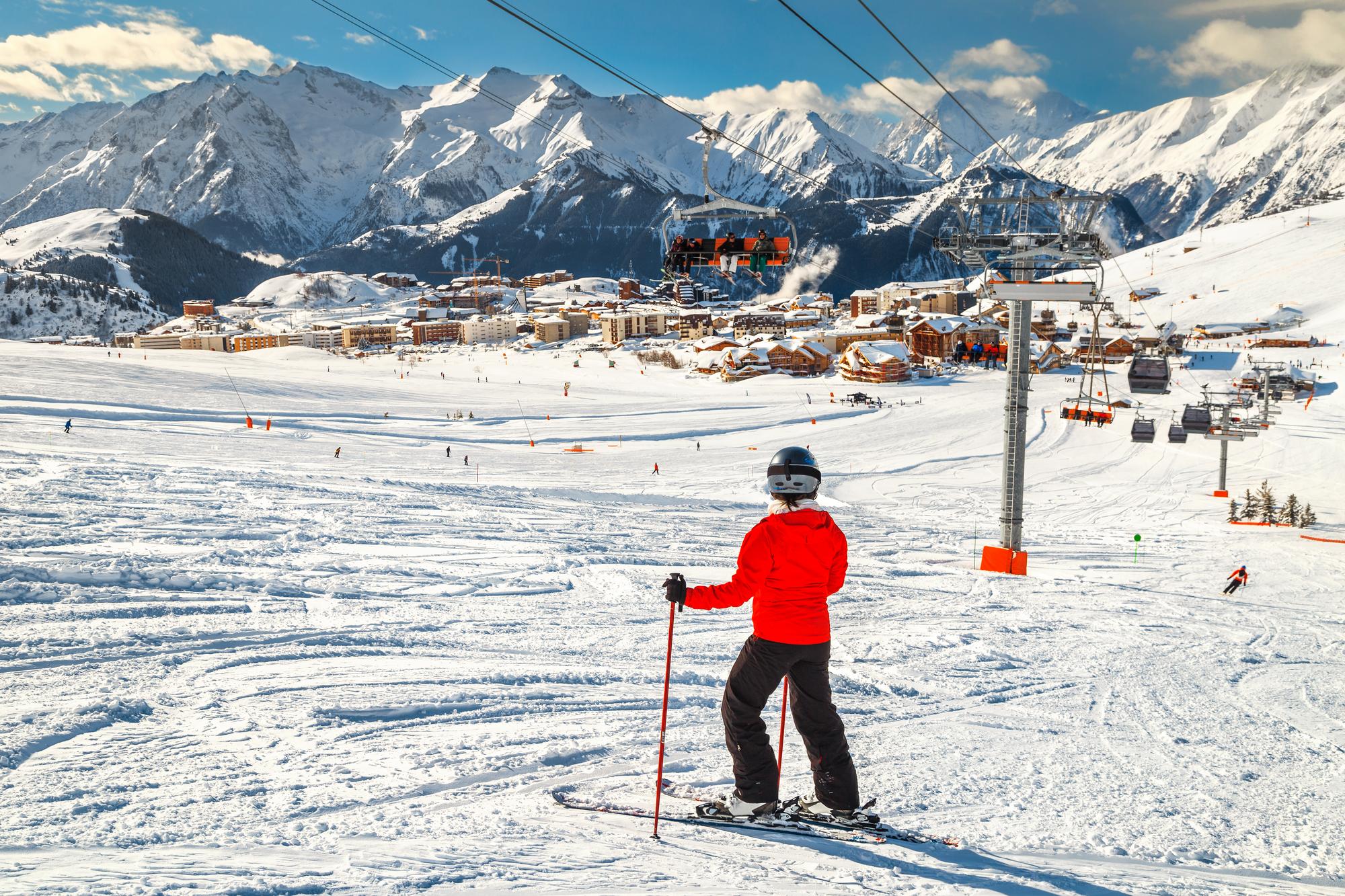 Skieur sur une piste de ski à l'Alpe d'Huez