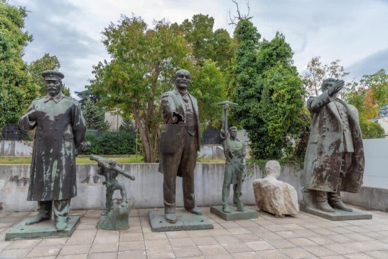 Statues cachées de Tirana, Albanie : Staline, Lénine et Hoxha