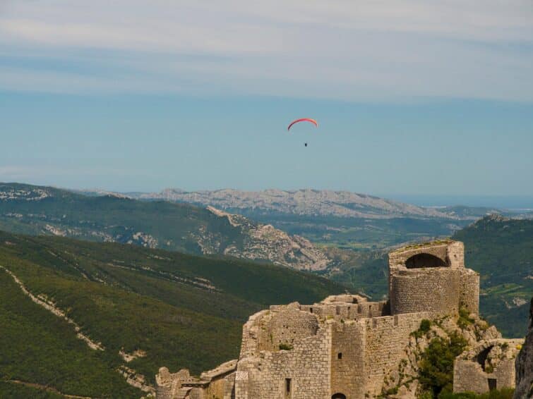 Survol en parapente du château de Peyrepertuse, Occitanie