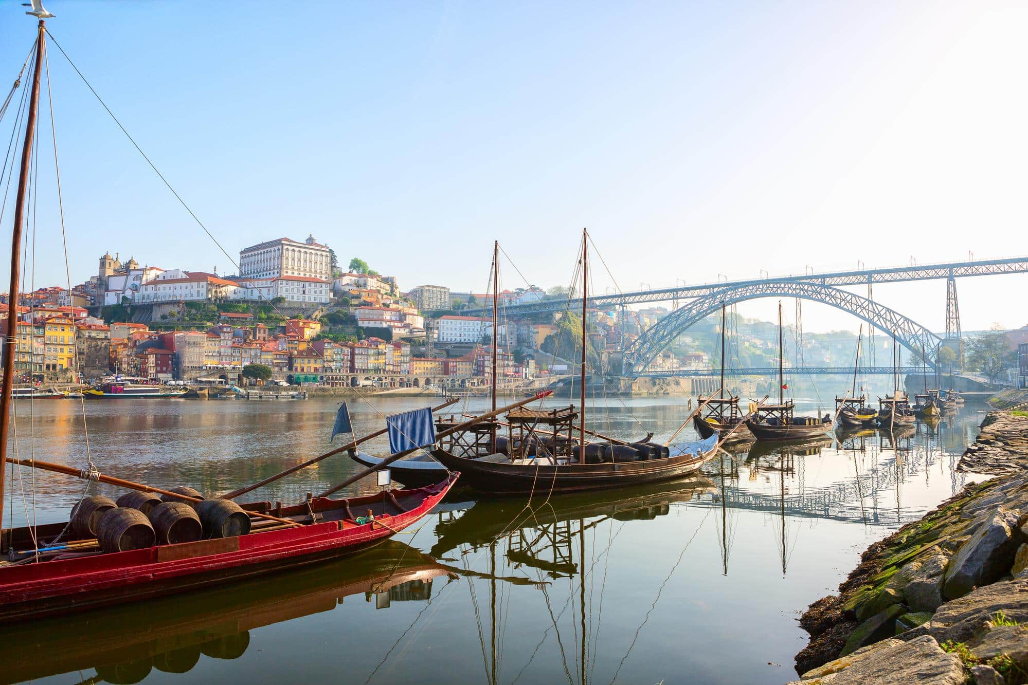 Transport de barils de vin en bateau traditionnel sur le fleuve Douro, Porto