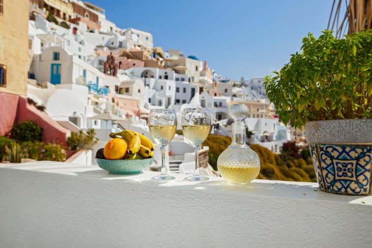 Verres de vin blanc sur fond d'architecture de l'île de Santorin