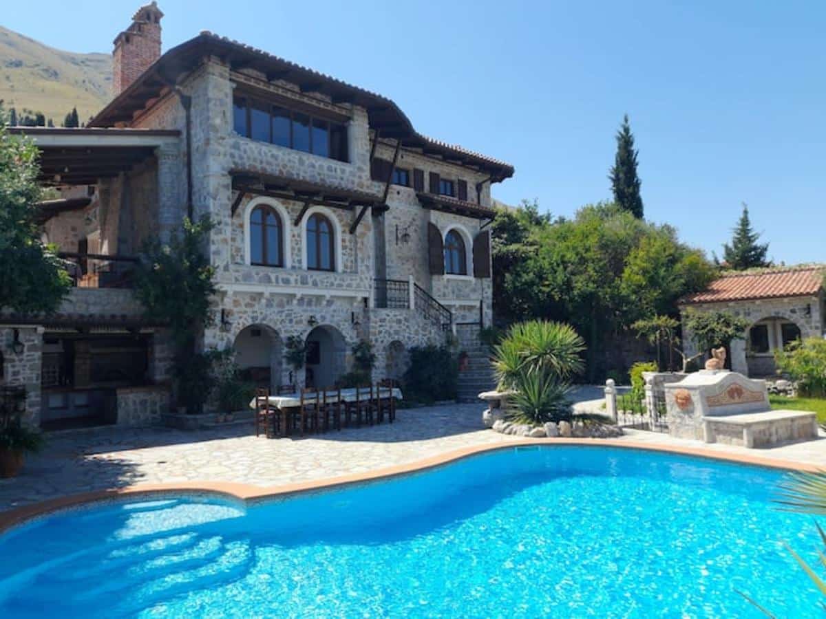 villa-piscine-et-jacuzzi-avec-vue-sur-le-lac-mediterraneen