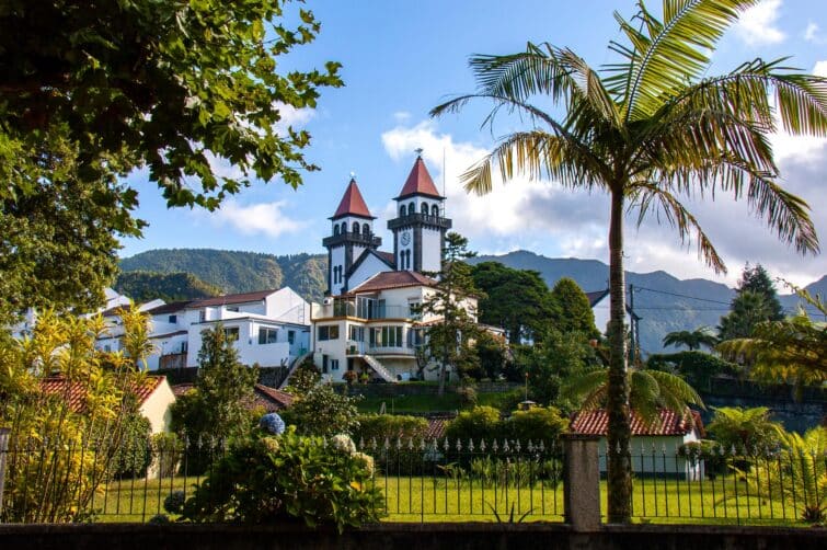 Village de Furnas avec son église et sa végétation aux Açores