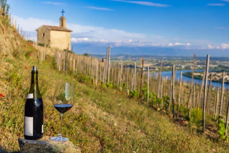 Vin et vignoble devant une chapelle, colline de l'Hermitage, Auvergne-Rhône-Alpes