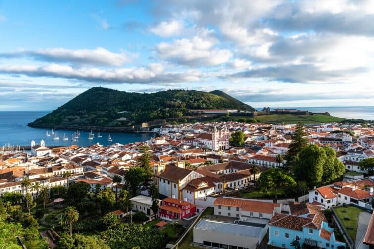 Vue aérienne sur Angra do Heroísmo et ses collines sur Terceira