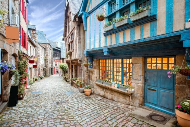 Vue sur la rue de la célèbre ville de Dinan en Bretagne