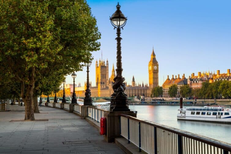Vue sur le Parlement et la Tamise depuis South Bank Promenade à Londres