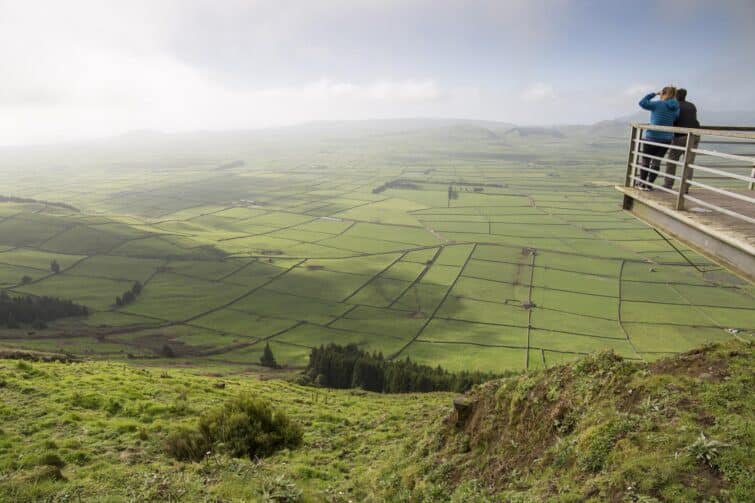 Vue sur les champs depuis le belvédère de la Serra do Cume, Terceira