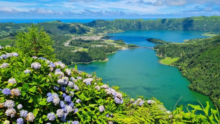 Vue sur les lacs depuis le belvédère de la Vue du Roi, São Miguel, Açores