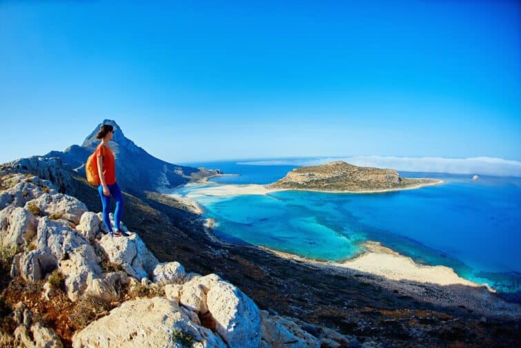 randonneuse avec vue panoramique sur la plage de Balos, Crète