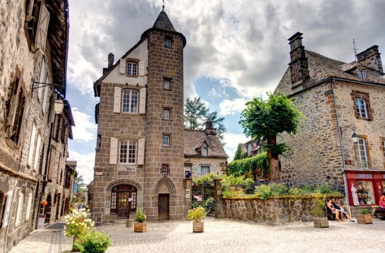 Architecture typique du village de Salers, Auvergne, France