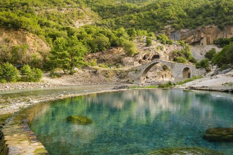 Bains thermaux avec piscine d'eau chaude et vieux pont en pierre, Benja, Albanie