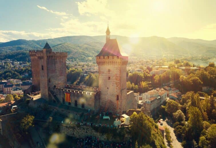 Campements au pied du château médiéval de Foix