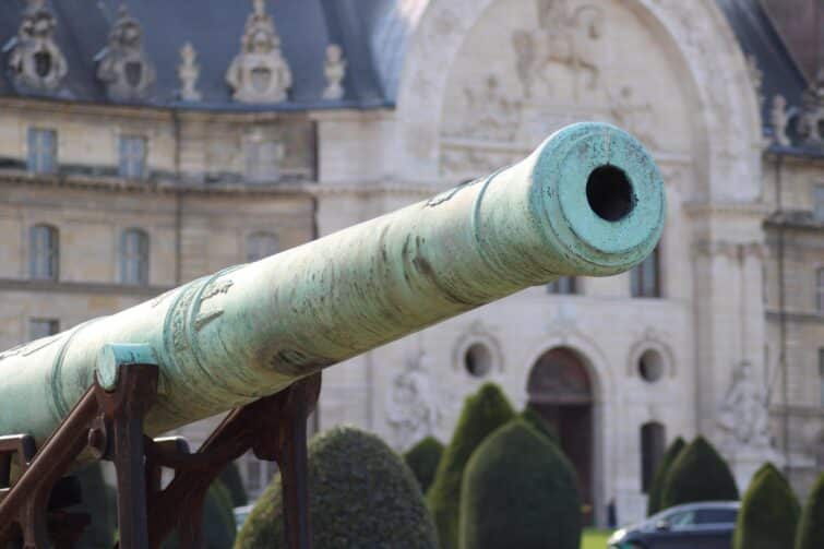 Canon devant le Musée de l'Armée, Paris