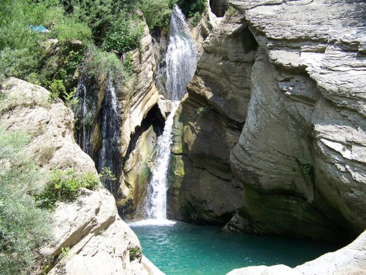 Cascade de Bogovë en été en Albanie