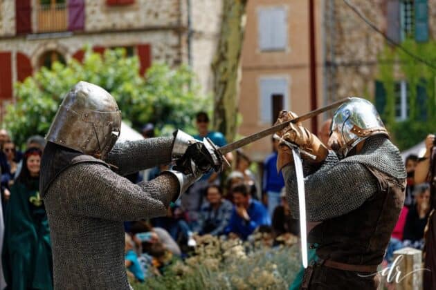 Combat de chevaliers à la fête médiévale de Monestiés