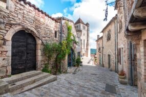 Dans les rues de saint cirq lapopie, village perché en Occitanie