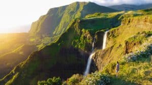 Falaises et cascade d'un parc sur l'île de Flores aux Açores