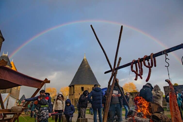 Feu de camp et visiteurs à la fête médiévale de la Saint-Nicolas à Carcassonne
