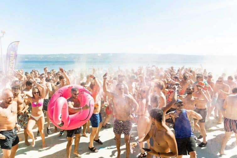 Foule plage Croatie Ultra Europe Festival