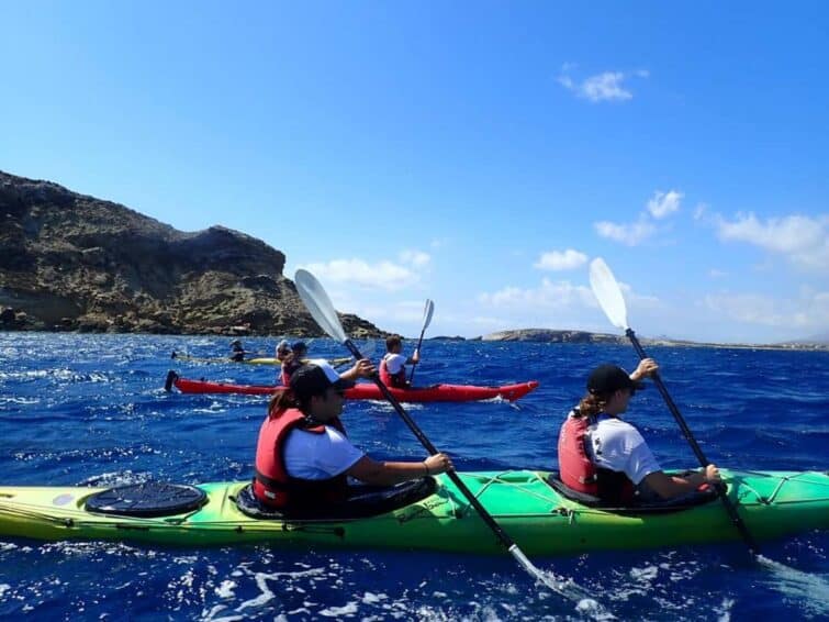 Groupe de kayaks de mer de Sea Kayak Paros