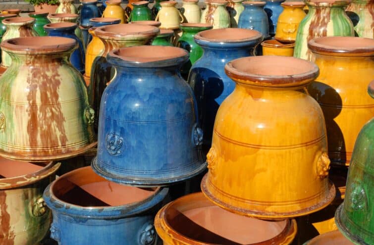Groupe de poteries colorées, Anduze, Occitanie, France