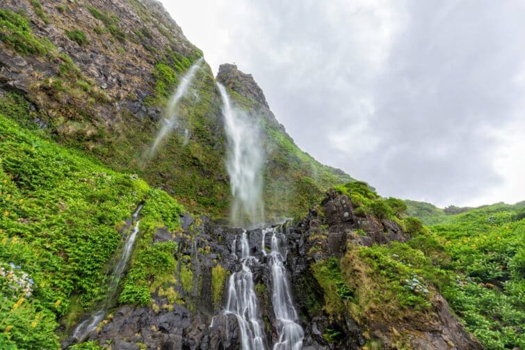 La cascade de Poco do Bacalhau à Fajã Grande aux Açores