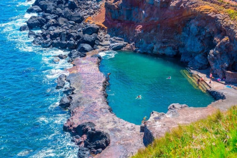 La piscine naturelle de Pontinha do Topo sur l'île de Sao Jorge aux Açores