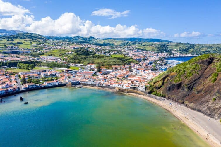 La plage de Porto Pim sur l'île de Faial aux Açores