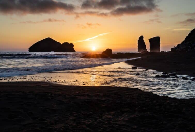 La plage des Mosteiros au Açores au coucher du soleil