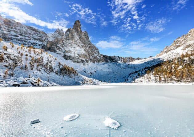 Lac gelé dans les Alpes