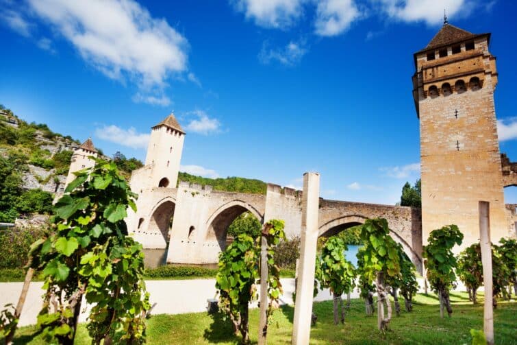 Le pont Valentre à Cahors avec vignes, Occitanie, France